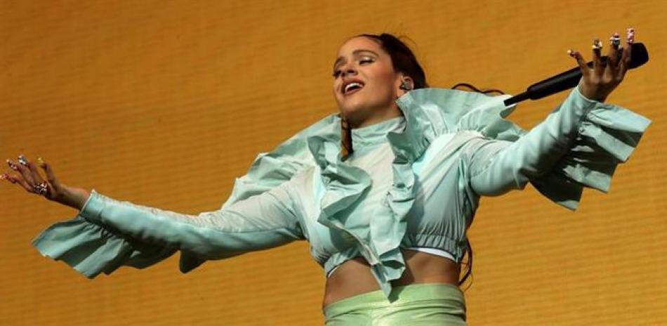 La cantante Rosalía mientras se presenta en el festival Madcool, en Madrid.