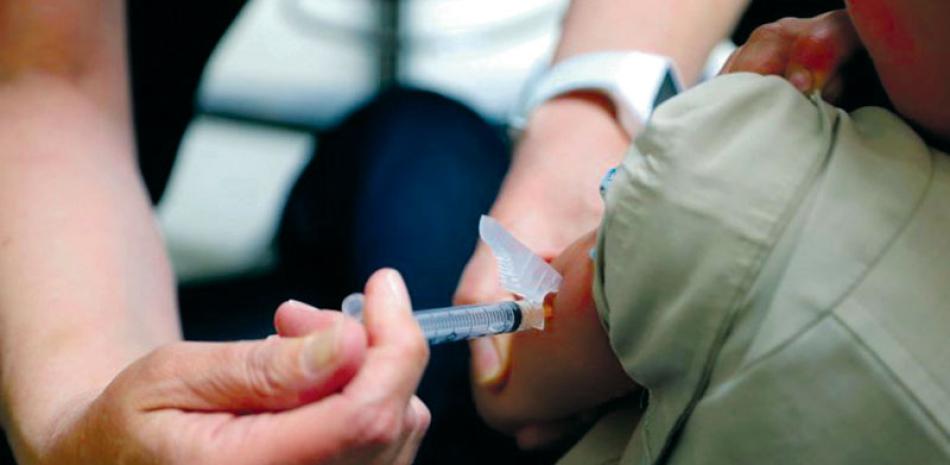 La baja vacunación se ha dado con el auge de movimientos antivacunas en la redes sociales. AP