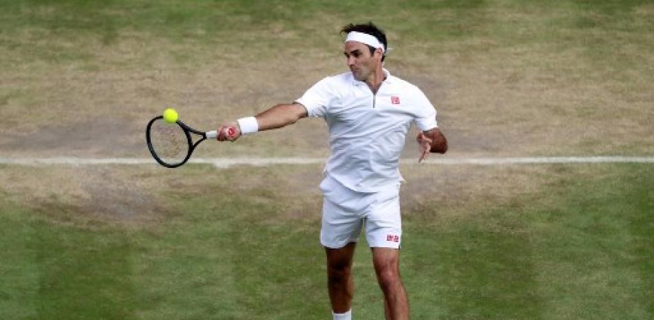 Roger Federer celebra su victoria sobre Rafael Nadal de España en su partido semifinal. / AFP