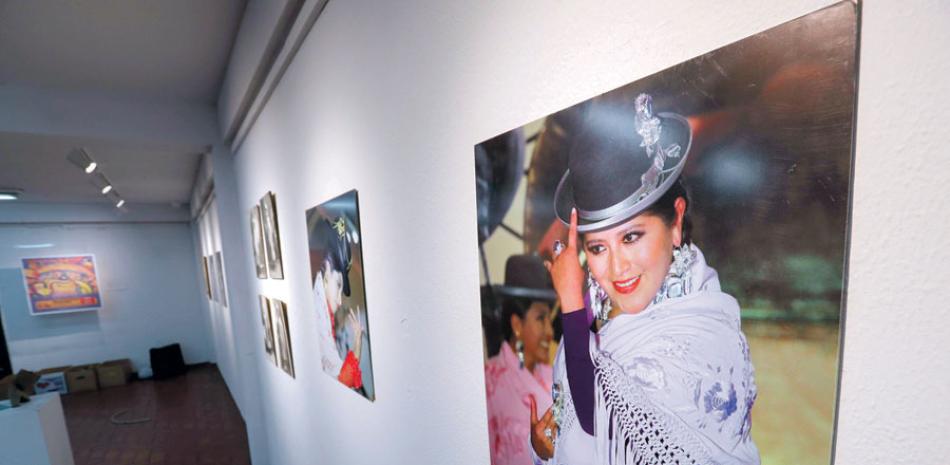 El museo expone doce trajes de “cholita” y varias fotografías. EFE
