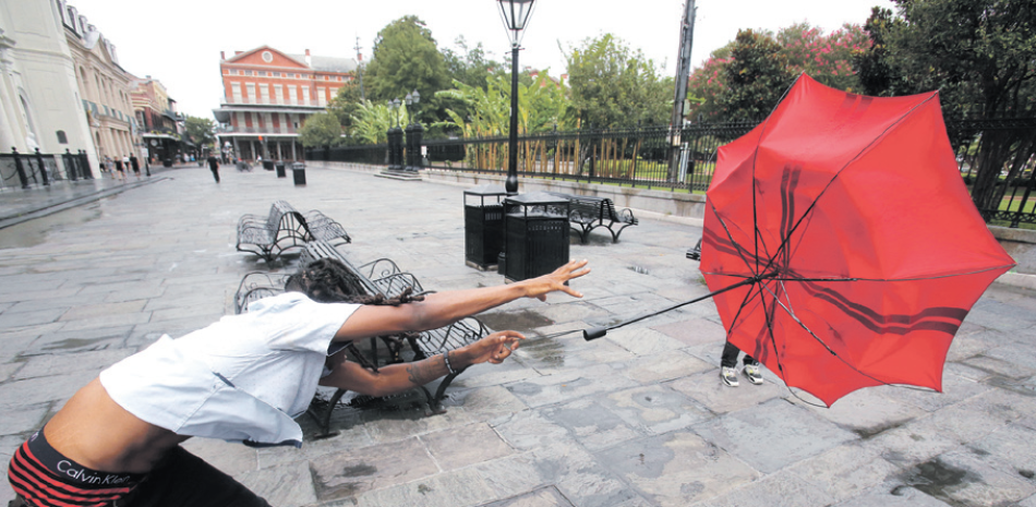 El paraguas de un hombre del Barrio Francés se voltea por los vientos de Barry, en Nueva Orleans.EFE