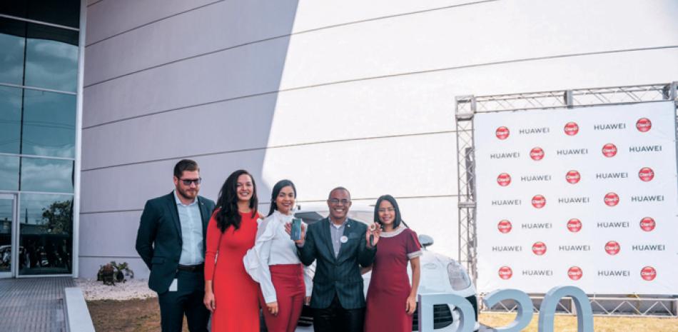 Ángel Mateo Gil junto a ejecutivos de la empresa. CORTESÍA DE LA MARCA.