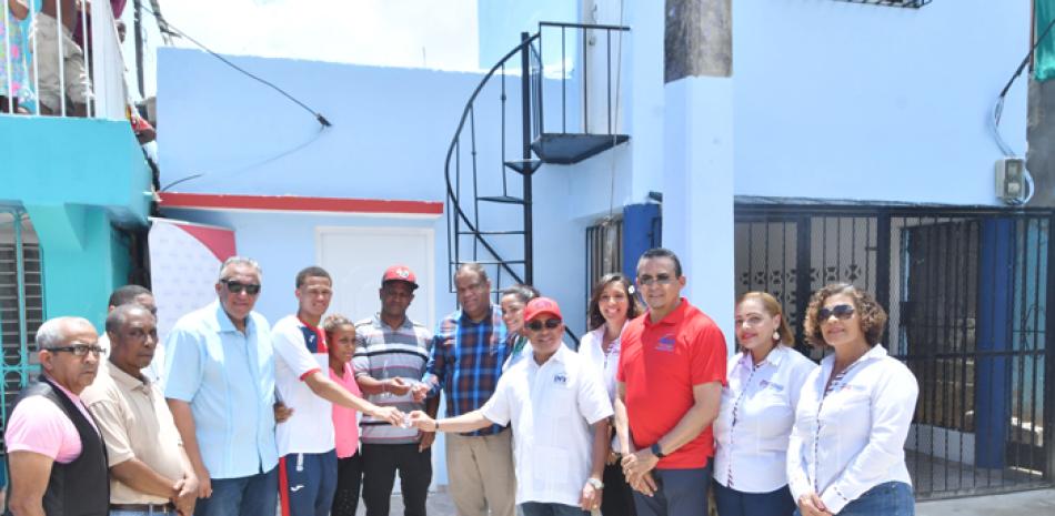 Mayobanex Escoto y Danilo Díaz entregan las llaves de la remozada vivienda del púgil Leonel de los Santos y su familia. FUENTE EXTERNA