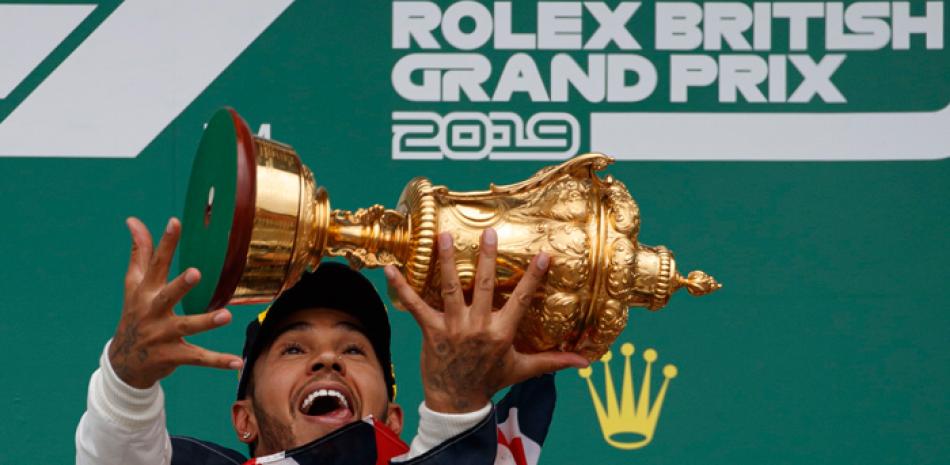 El piloto británico Lewis Hamilton celebra después de ganar el Gran Premio de Fórmula Uno de Gran Bretaña. EFE