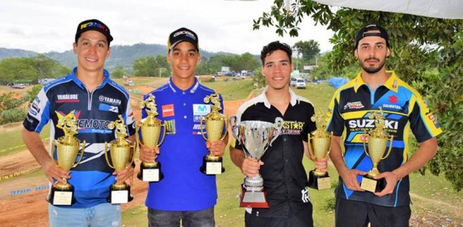 Carlos Baldiali, Manny Mora, Darnell Lantiagua y Raimundo Trasolini, los ganadores de las competencias de motocross.