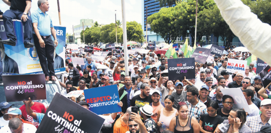 Las luchas internas en el Partido de la Liberación Dominicana (PLD) y la oposición de amplios sectores a la reforma de la Constitución afectan el clima de negocios. VR/ LD.