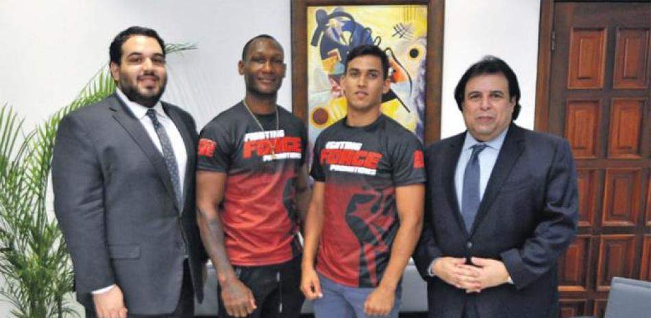 El promotor Rodolfo Dauhajre y su padre Domingo Dauhajre posan junto a los atletas Reinaldo Acevedo y Micaías Ureña, dos de los estelaristas del 3 de agosto./ARTURO PÉREZ