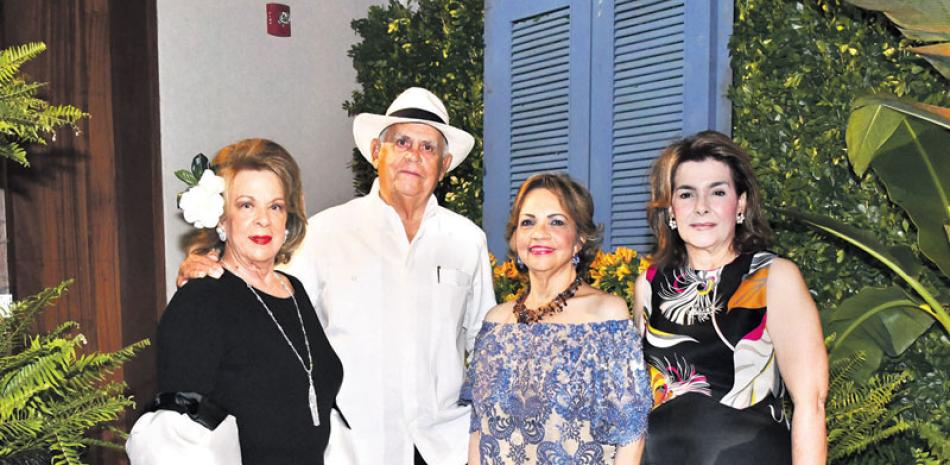 Carmencita de Bisonó, Rafael Bisonó, Angélica Ginebra y Maritza de Bonetti