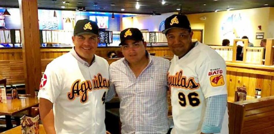 Ángel Ovalles junto al dirigente Omar López y Dernier Orozco, coach de pitcheo.