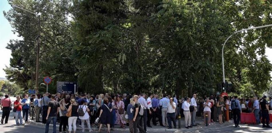 Ciudadanos se reúnen en un área abierta después de un terremoto de 5.1 grados en la escala de Richter sacudió Atenas.