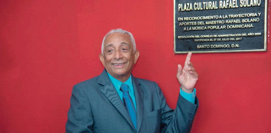 Rafael Solano recibió ayer un homenaje en las instalaciones del canal estatal.