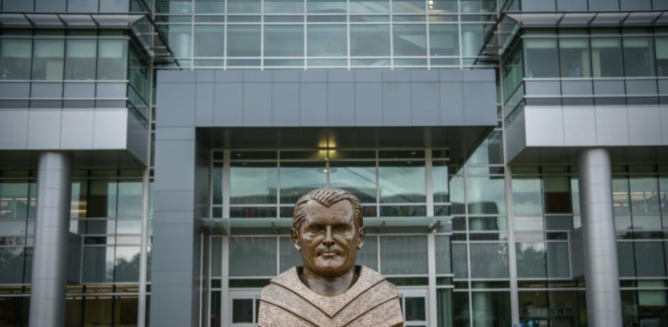 Un busto de Wernher von Braun frente al complejo de administración del Centro de Vuelo Espacial Marshall de la NASA, en Huntsville, Alabama.