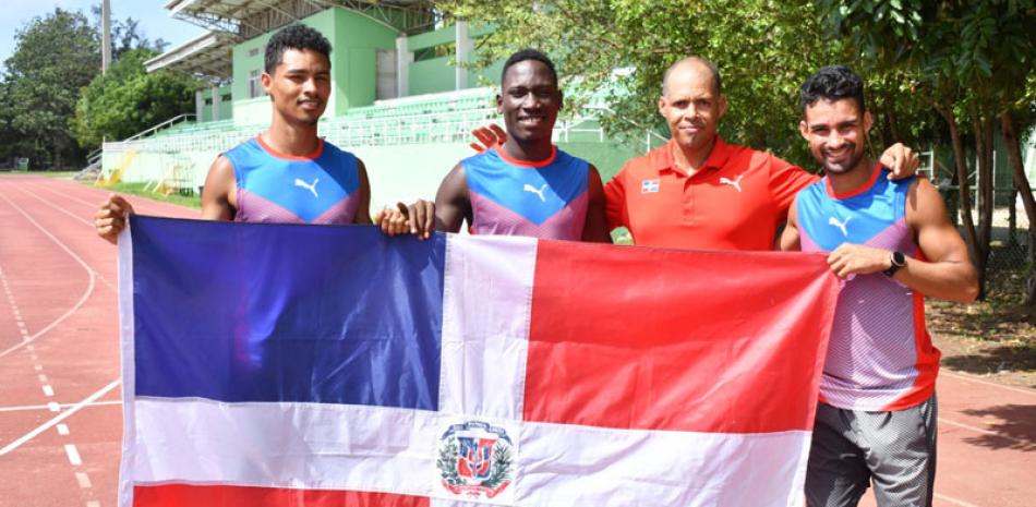 Juander Santos, Lidio Feliz, Félix Sánchez y Luguelin Santos, en un aparte de sus entrenamientos en el centro olímpico Juan Pablo Duarte.
