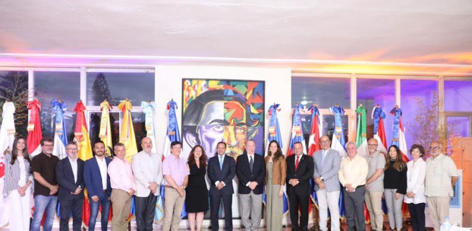 El alcalde Abel Martínez junto a los delegados de alcaldías de Iberoamérica en Santiago. /FUENTE EXTERNA