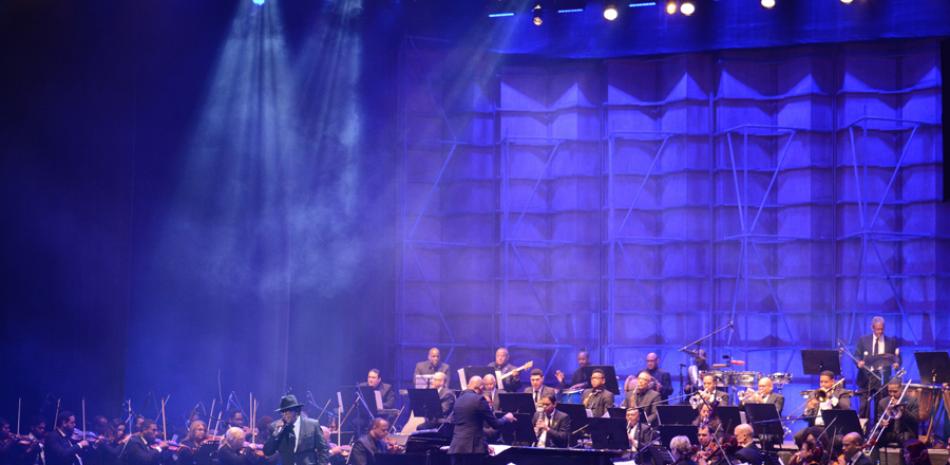 Sergio Vargas junto a medio centenar de músicos en el Teatro Nacional.