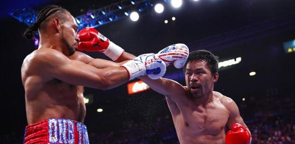 Manny Pacquiao y Keith Thurman intercambian golpes durante su pelea del sábado por la noche en Las Vegas.