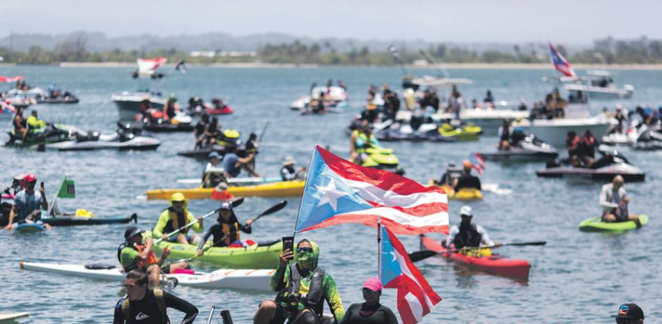 Manifestantes en kayak protestan en San Juan. AP