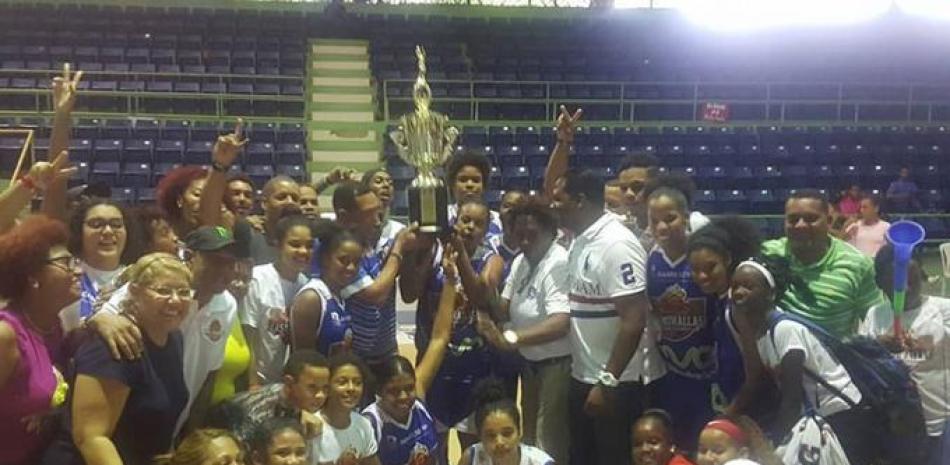 Jugadoras, entrenadores y dirigentes del club San Lázaro reciben el trofeo de campeón de la Liga Nacional de Baloncesto Femenino.