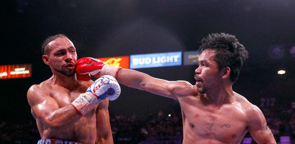 El filipino Manny Pacquiao castiga al campeón Keith Thurman durante su encendido combate del sábado en Las Vegas. Pacquiao ganó a los puntos./ AP