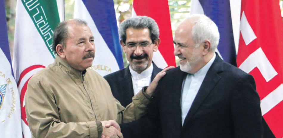 El canciller iraní, Mohamad Yavad Zarif, junto al presidente de Nicaragua, Daniel Ortega, ayer en Managua. EFE
