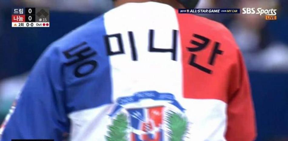 El Dong-minican mostrando su uniforme con la bandera dominicana. / Fuente: Twitter