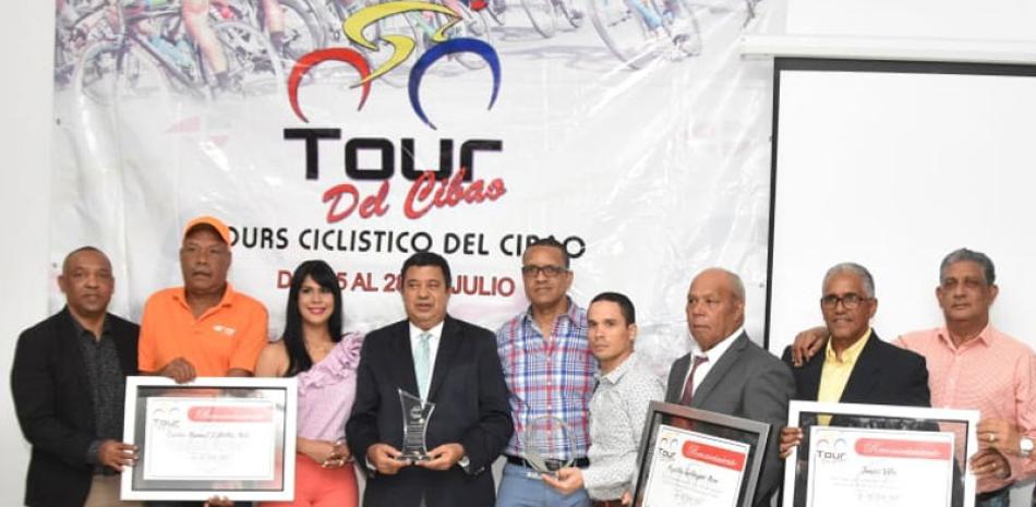 Acto de reconocimiento a Carlos Manuel Estrella, Euclides Sánchez, Heriberto Medrano (In Memorian) y Jonás Vila por parte del Comité organizador del Tour del Cibao.