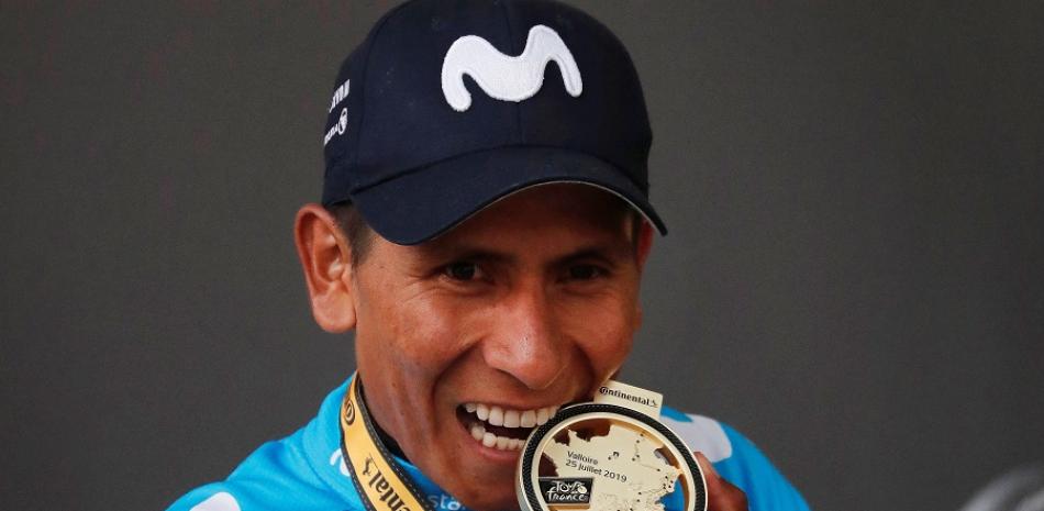 Nairo Quintana muerde la medalla tras ganar la etapa 18 del Tour de Francia.