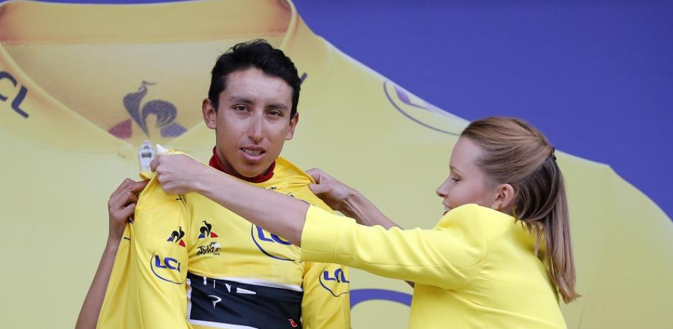 Egan Bernal al momento en que le era colocado el maillot amarillo.