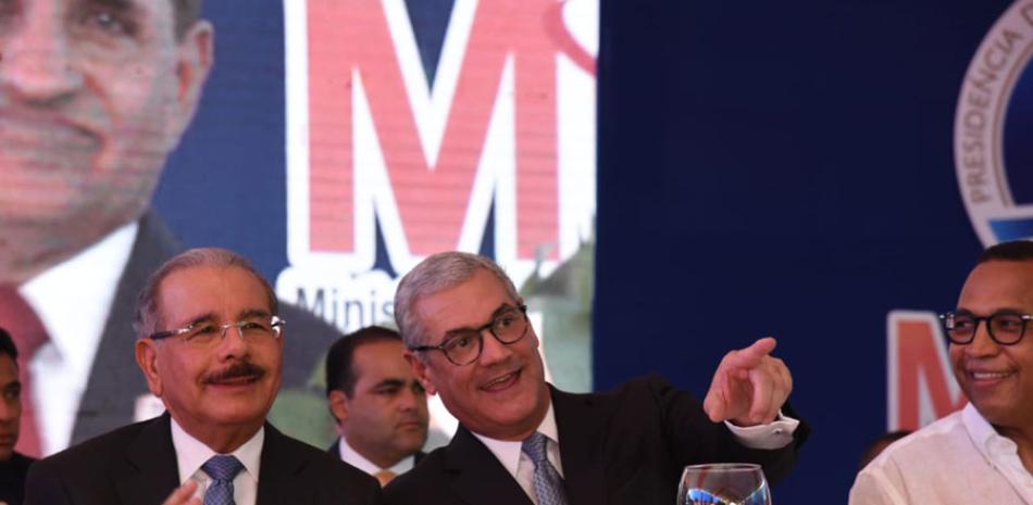 El presidente Medina, junto al ministro Gonzalo Castillo, durante los actos inaugurales en Sánchez Ramírez.