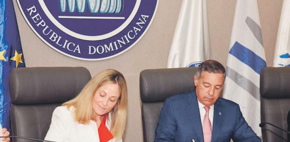 Emma Navarro y Donald Guerrero firmaron el contrato.