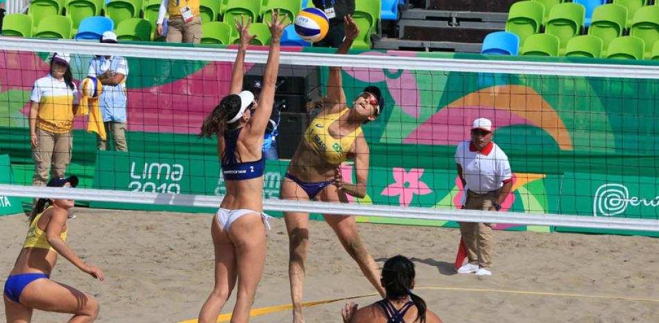 Angela Reboucas, de Brasil, remata ante María Mardones, de Chile, ayer en un juego de voleibol de playa. EFE