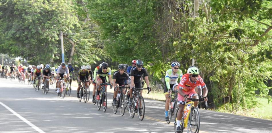 El pelotón de pedalistas mientras se desplazaba por el tramo comprendido entre San
Francisco de Macorís y la localidad de El Pino. . AP
