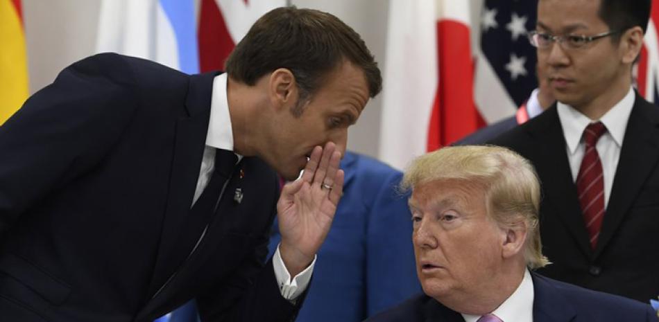 El presidente francés Emmanuel Macron, izquierda, le susurra a Donald Trump antes del inicio del evento de la cumbre G-20 sobre economí a digital en Osaka, Japón, el viernes 28 de junio de 2019. AP