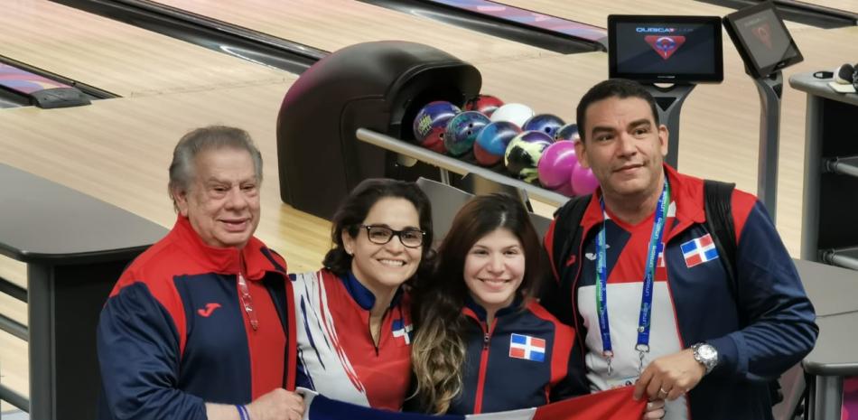 Rolando Sebelén, Aumí Guerra, Astrid Valiente y Francis Soto, luego de que Guerra y Valiente conquistaran medalla de bronce en la modalidad de dobles del torneo de boliche de los Juegos Panamericanos de Lima.