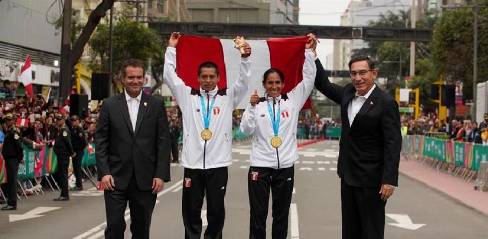 El presidente de Perú Martín Vizcarra posa con los atletas peruanos Gladys Tejeda y Christian Pacheco tras ganar la prueba de maratón en los Juegos Panamericanos Lima 2019 este sábado en Lima (Perú).