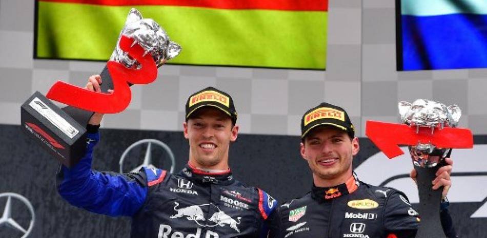 El piloto de Red Bull, Max Verstappen (d), y el piloto de Toro Rosso, Daniil Kvyat, celebran con sus trofeos en el podio después del Gran Premio de Fórmula Uno de Alemania en el circuito de carreras de Hockenheim. Andrej Isakovic/AFP