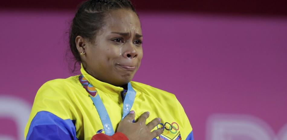 Génesis Rodríguez llora durante la ceremonia de premiación de los Juegos Panamericanos en Lima, luego de conseguir el oro en el levantamiento de pesas, dentro de la categoría de los 55 kilogramos, el domingo 28 de julio de 2019 (AP Foto/Fernando Llano)