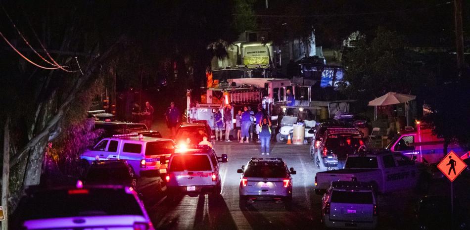 Vehículos policiales llegan a la escena de la investigación tras un tiroteo mortal en el Festival  de comida (foto AFP)
