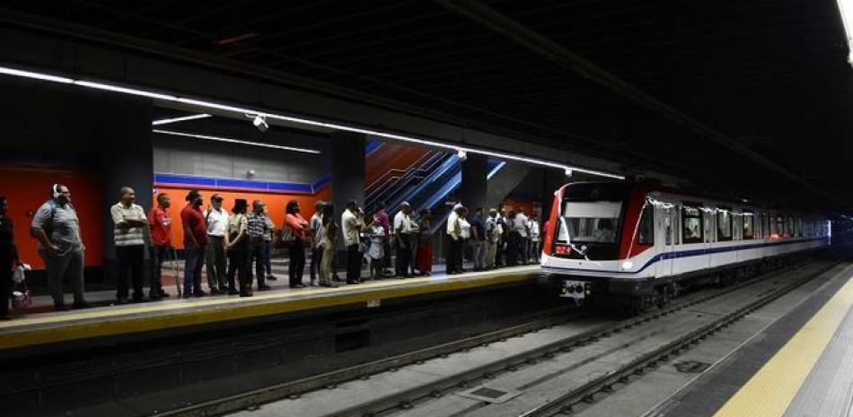 Usuario en el metro de Santo Domingo. / Listín