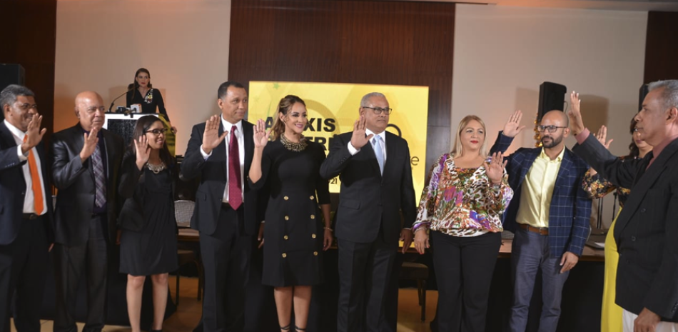Alexis Beltré junto a su comité ejecutivo cuando era juramentado por Carlos Cepeda Suriel.