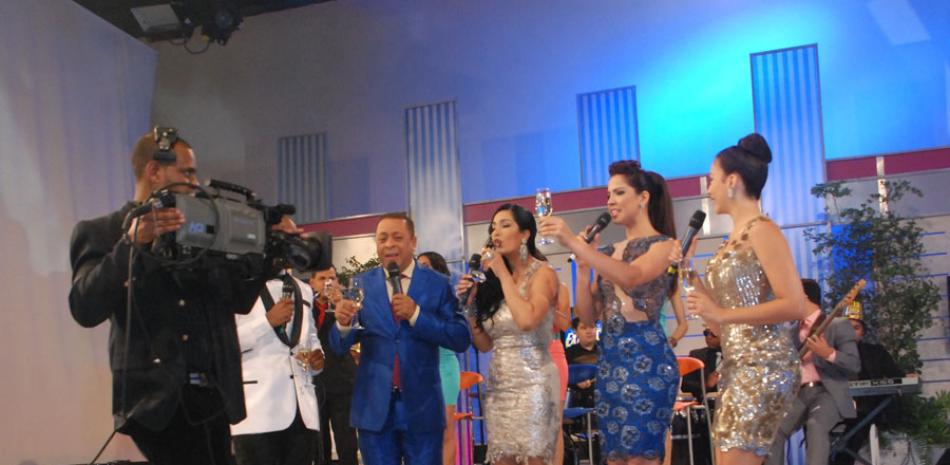 La transmisión de programas en vivo ha sido una tradición en la televisión dominicana.