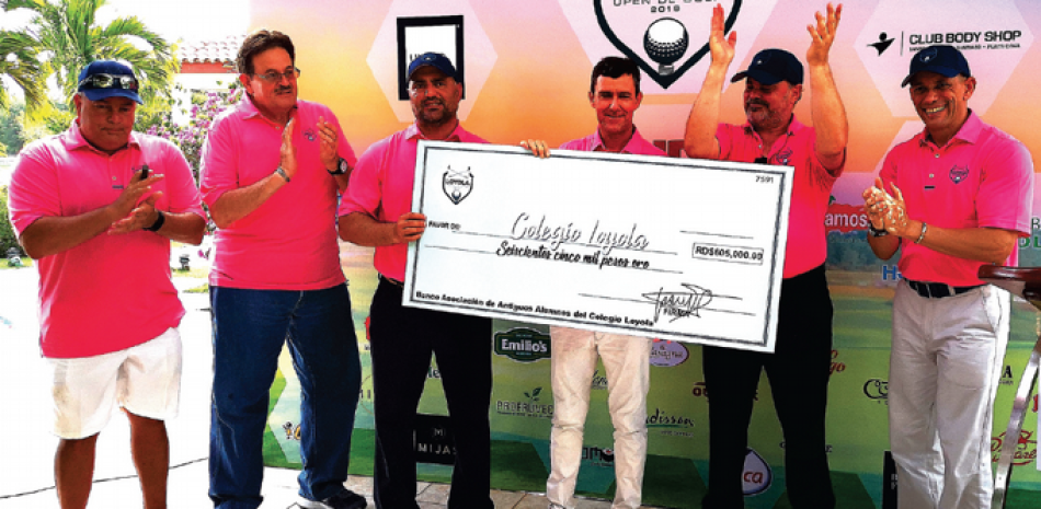 El comité organizador del Loyola Open de Golf entrega el cheque por valor de RD$605,000.00 al Padre Rector Jesuita Jorge Williams Hernández.