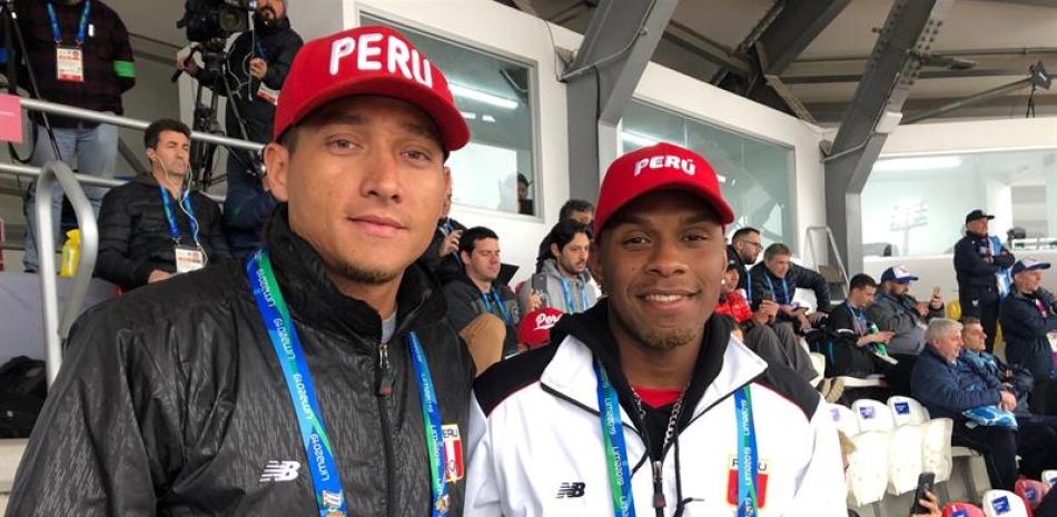 Los jugadores venezolanos de la selección peruana de softbol Eyzer Mujica y Daniel Ramírez posan este viernes durante una jornada de los Juegos Panamericanos 2019 en Lima.