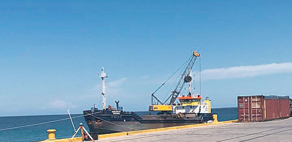 Por lo menos dos barcos bananeros llegan al puerto de Manzanillo semanalmente. ARCHIVO