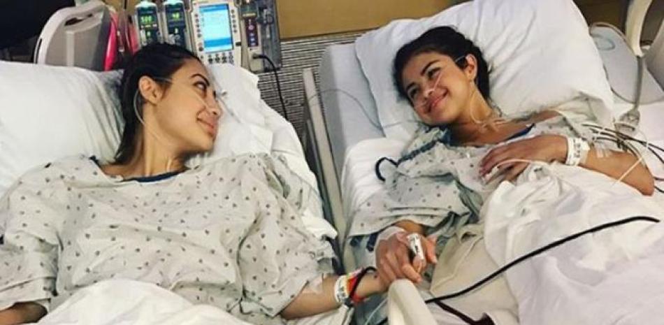 Francia Raisa y Selena Gómez al momento de la operación