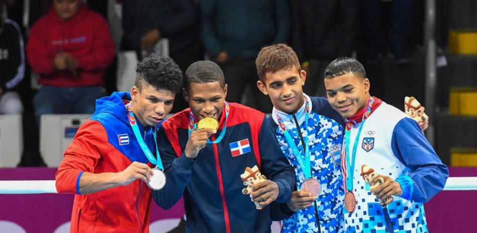 Rodrigo Marte, de la República Dominicana, exhibe su medalla de oro junto a los otros medallistas. FE