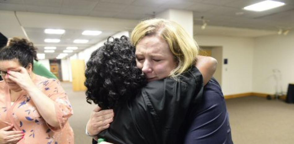 La alcalde de Daytona consuela a personas que sufrieron perdidas de familiares durante el tirote. / AP