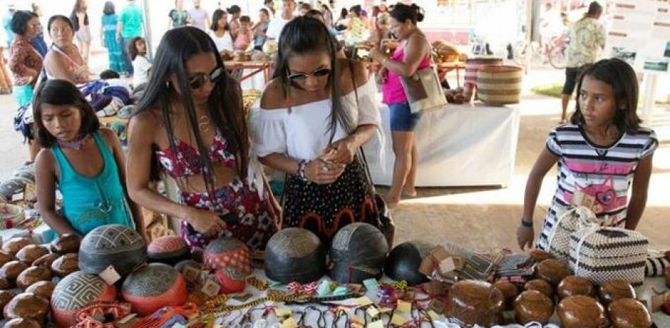 Clientes observan los productos de un puesto de venta de artesanías durante la III Feria de los Pueblos del Medio Xingú, en Altamira (Brasil). EFE
