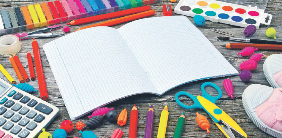 Los colegios exigen la compra de materiales para ser usados cada año. EFE / AFP