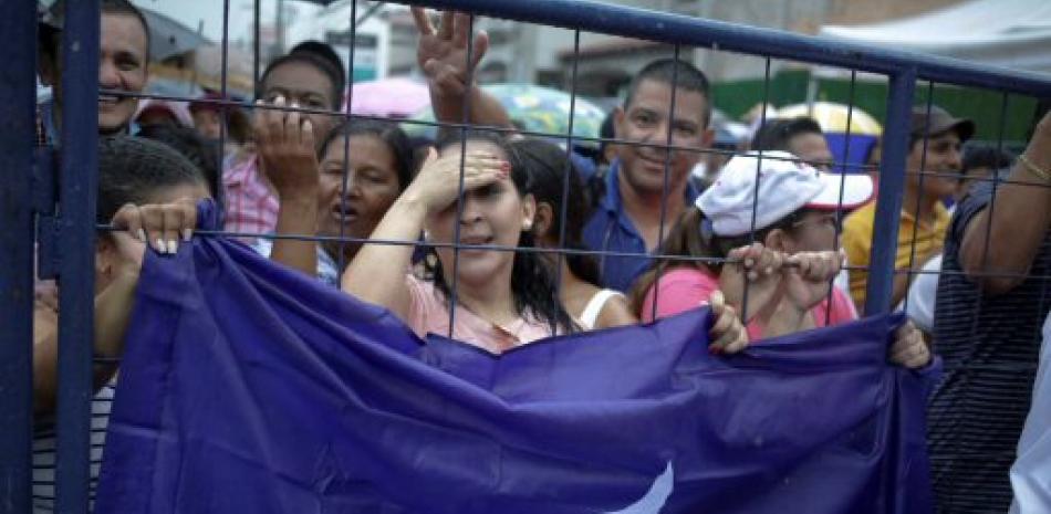 Manifestante durante apoyo al presidente de Honduras, ante vínculo con narcotraficantes. / EFE